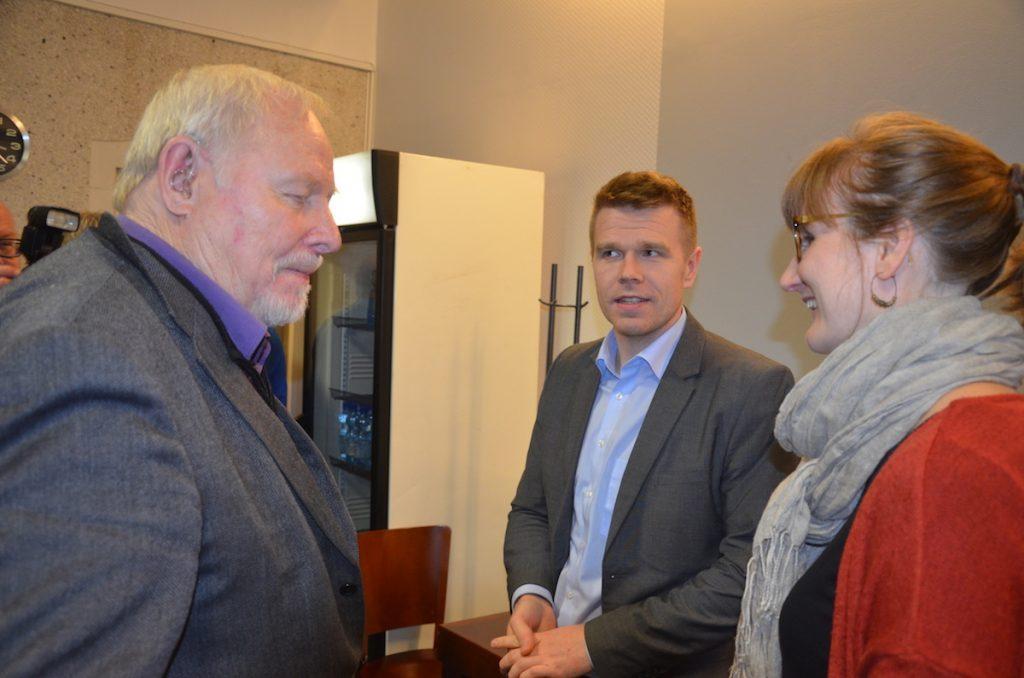 Talousneuvos Väinö Hernesniemi ja Juuan kunnanjohtaja Markus Hirvonen kiittivät Iida Nylanderia Finn Springin esittelystä.
