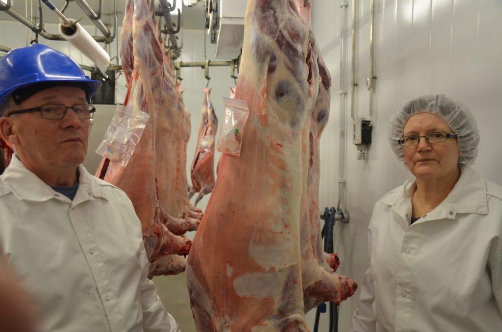 Kaija ja Eero Polso ovat tyytyväisiä siihen, että lampaiden teurastus voidaan hoitaa omissa asianmukaisissa tiloissa.