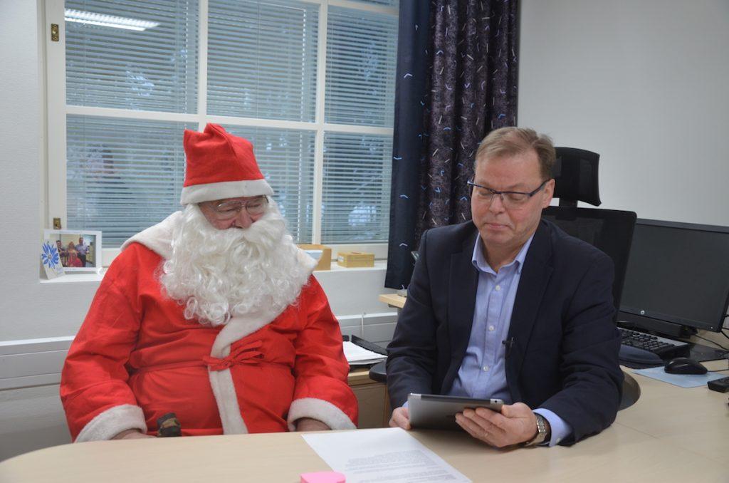 Kunnanjohtaja Jukka Hillukkala julisti Toholammin siirtyneen jouluaikaan. Joulupukki oli kunniavieraana paikalla.
